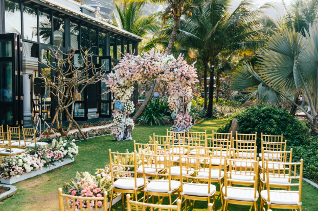   Không gian tiệc cưới ngoài trời của cặp đôi tỷ phú Singapore tại InterContinental Danang Sun Peninsula Resort.  