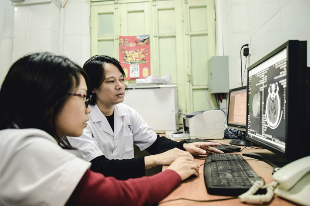   Bác sĩ Trần Văn Phúc cùng đồng nghiệp đang tác nghiệp chẩn đoán hình ảnh  