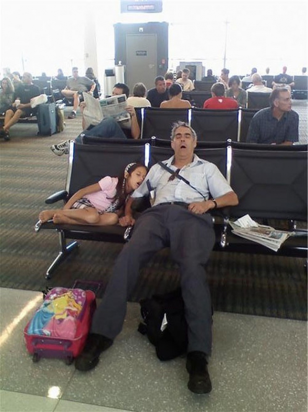   Khi tôi thấy hai bố con này đang ngủ gật ở sân bay, tôi chỉ nghĩ được rằng: 'Đúng là di truyền'  