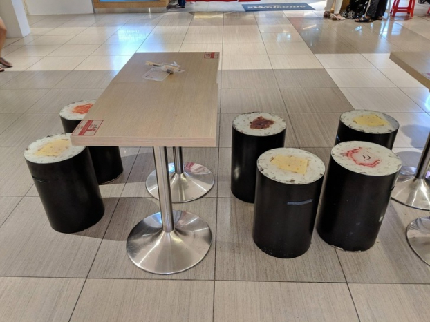   Những chiếc ghế ở cửa hàng sushi  