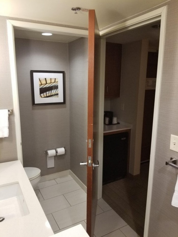   Cánh cửa trong phòng khách sạn có thể đóng cả hai cửa  