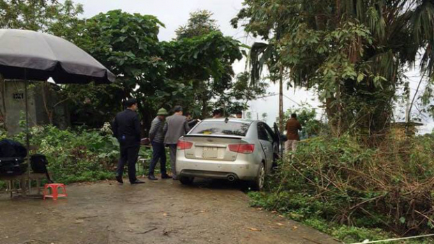  Chiếc xe ô tô bị bỏ lại tại thôn Minh An  