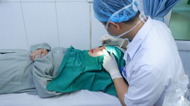   Cấp cứu cho bệnh nhân bị chảy máu liên tục sau cắt mí mắt (Ảnh: Thanh Xuân).  