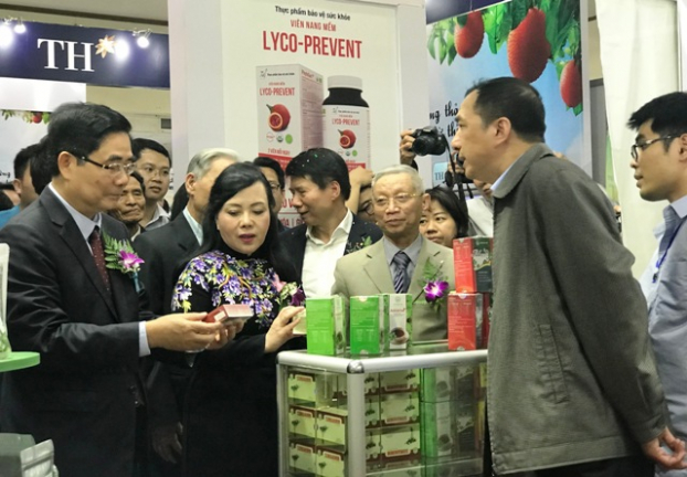   Bộ trưởng Bộ Y tế Nguyễn Thị Kim Tiến và các đại biểu tham quan các gian hàng tại hội chợ dược liệu  