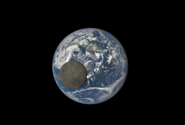   Phần tối của Mặ Trăng đi qua Trái Đất, bức ảnh được chụp ở khoảng cách hơn 1,6 triệu km từ Trái Đất  