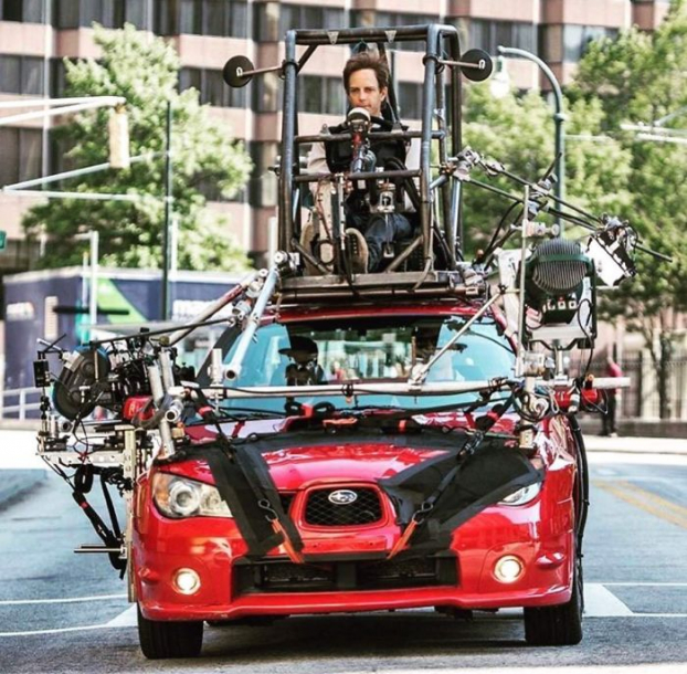   Hậu trường phim 'Quái xế Baby': Trong khi các diễn viên bận rộn đóng phim trong xe thì tài xế thực sự lại ở trên nóc xe  