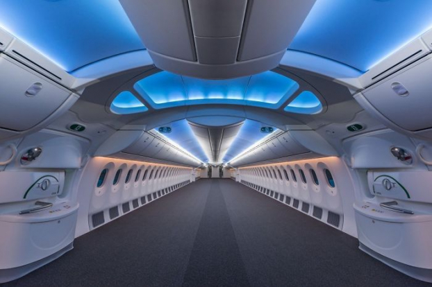   Bên trong chiếc Boeing 787 trống rỗng khi chưa được lắp nội thất  