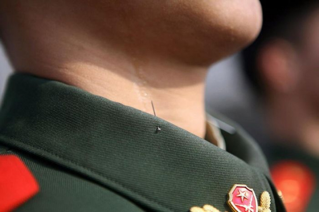   Cách Trung Quốc huấn luyện binh lính ngẩng đầu vừa thẳng, vừa cao: Họ cài một chiếc ghim lên cổ áo như thế này đây  