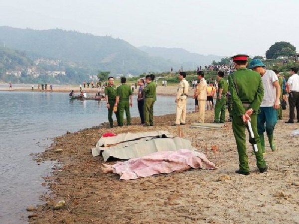   8 học sinh bị đuối nước tử vong thương tâm ở sông Đà (Hòa Bình).  
