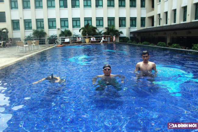   Ông Phạm Anh Tuấn dạy bơi cho các thành viên của E-bơi  