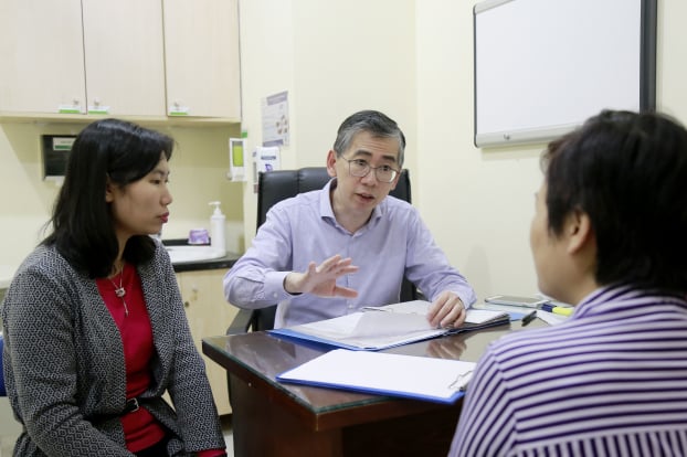   Chuyên gia ung bướu hàng đầu của Singapore đang tư vấn cho bệnh nhân tại khoa Ung bướu Singapore của BV ĐKQT THu Cúc  