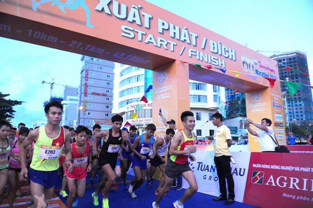   Các vận động viên tranh tài tại giải chạy việt dã toàn quốc báo Tiền Phong lần thứ 60  