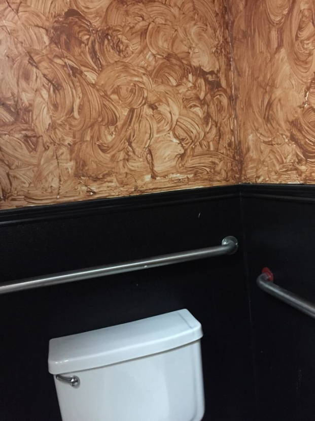 18 thiết kế nhà vệ sinh thảm họa khiến khách hàng không dám sử dụng 5