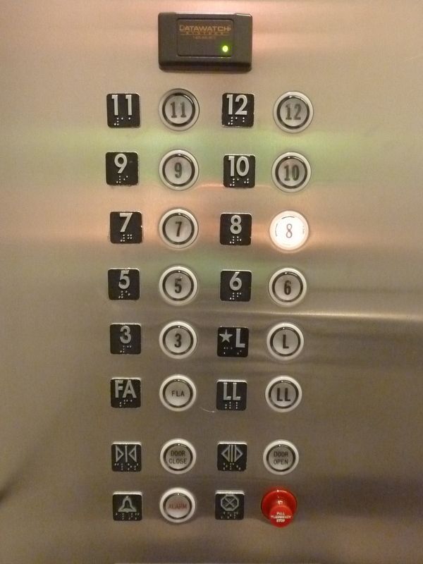 Câu đố rùng rợn: Nút bấm trong thang máy 0