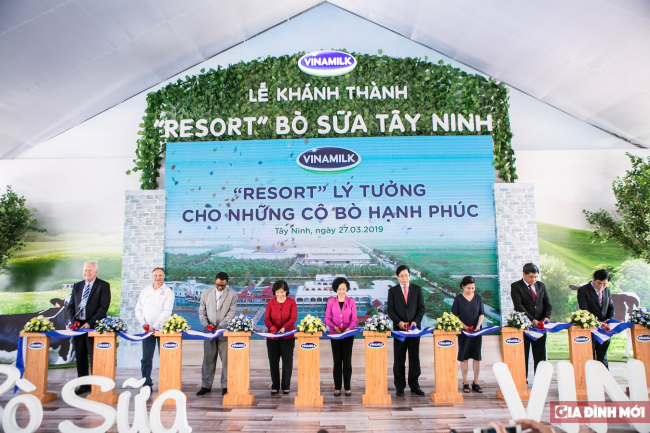   Đại diện Vinamilk cùng các đại biểu cắt băng khánh thành “Resort” bò sữa Vinamilk Tây Ninh, chính thức đưa Trang trại bò sữa độc lập lớn nhất Việt Nam đi vào hoạt động  
