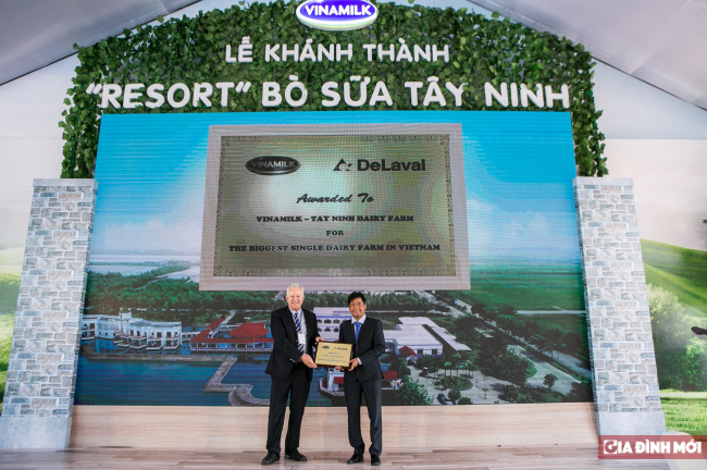   Ông Sören Lundin - Phó Chủ Tịch Khu Vực Châu Á Thái Bình Dương của Tập đoàn Delaval trao tặng giải thưởng “Trang trại bò sữa độc lập lớn nhất Việt Nam” cho đại diện Vinamilk  