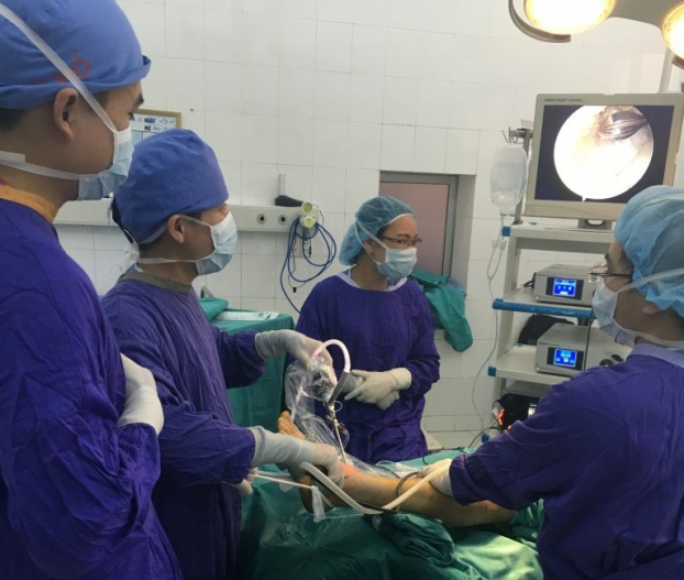   Các bác sĩ tiến hành điều trị vết thương ở cổ chân cho bệnh nhân  