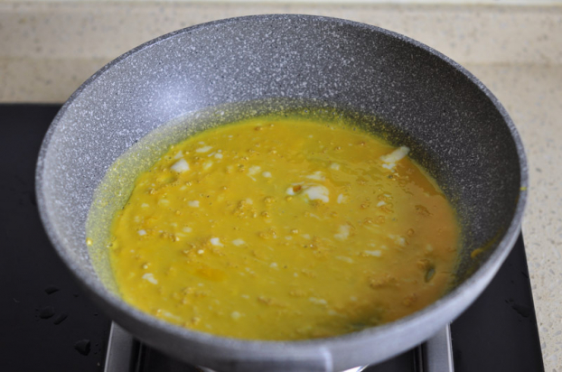   Bắc chảo chống dính lên bếp cho dầu vào đun nóng sau đó cho trứng vào tráng đều khắp mặt chảo.  