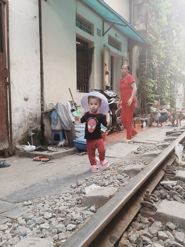 'Mắt nhắm hờ' với cuộc sống ở xóm đường tàu nguy hiểm nhất Thủ đô 9