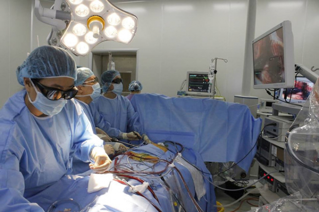   Phẫu thuật nội soi với camera 3D giúp hình ảnh rõ nét, thao tác phẫu thuật chính xác, an toàn. Ảnh minh họa  