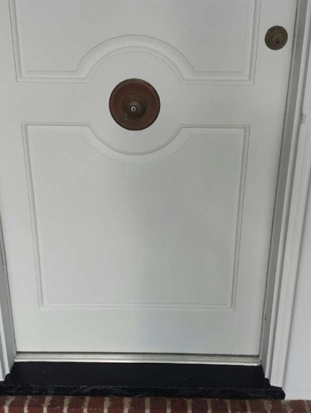   Nắm đấm của cánh cửa này được đặt ở giữa  