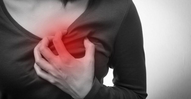   Đau tực ngực, khó thở là một trong những dấu hiệu của nhồi máu cơ tim. Ảnh minh họa  
