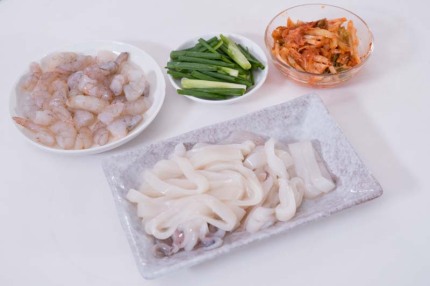 Người Hàn có món bánh xèo hải sản rất dễ làm, ăn 1 miếng là mê, rất hợp với ngày mưa lạnh 1