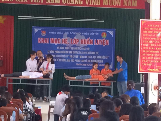   Học sinh Việt Yên, Bắc Giang tập Sơ cấp cứu người đuối nước  