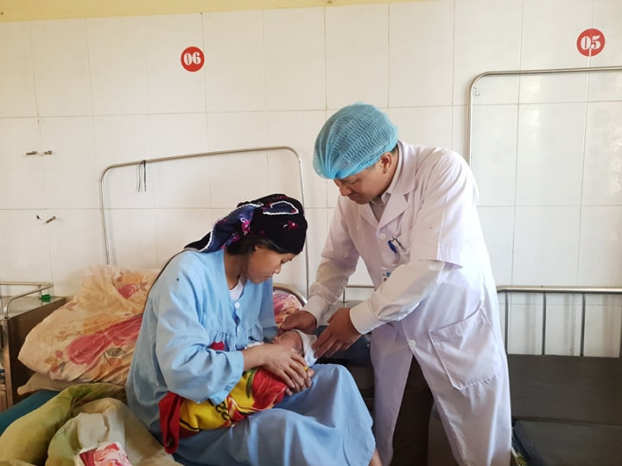   Bác sĩ Hoàng Hoa Màn khám, tư vấn cho sản phụ mới sinh con ở bệnh viện.  
