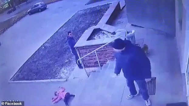 Cãi nhau với em trai, bé gái 6 tuổi nghi bị bố ném từ bậc thềm xuống đất 1