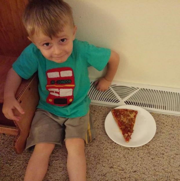   Pizza quá nóng nên thằng bé nghĩ ra cách để nó nguội nhanh hơn  