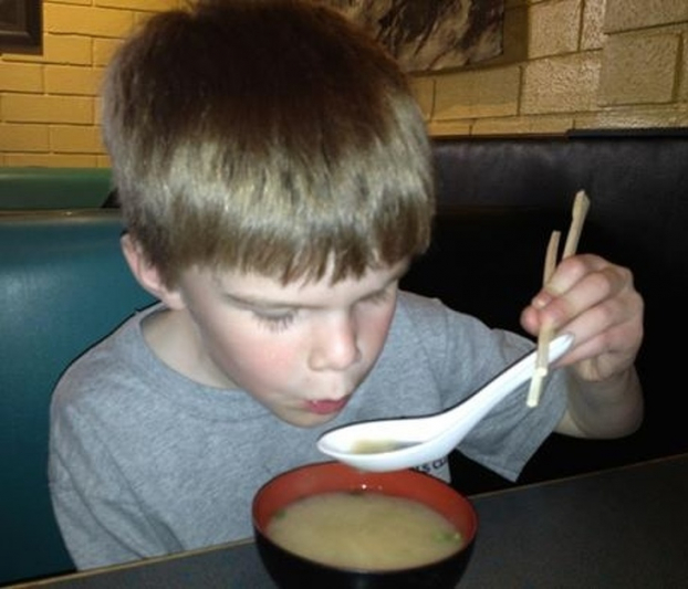   Tôi nhắc con trai dùng đũa ở nhà hàng Nhật  