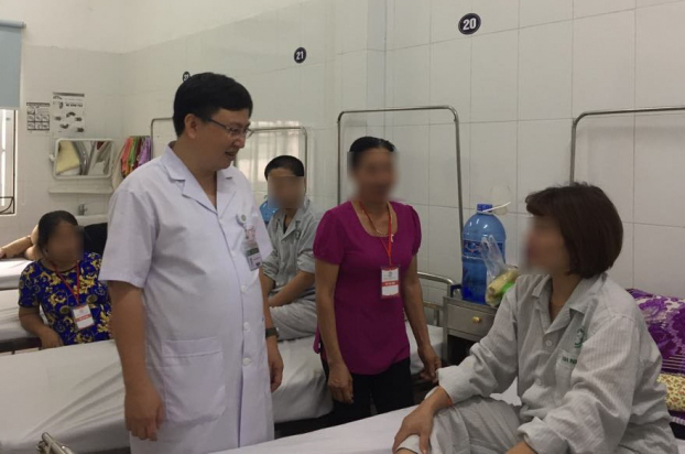   TS.BS Dương Minh Tâm, Trưởng phòng Điều trị stress, Viện Sức khỏe tâm thần thăm khám cho bệnh nhân  