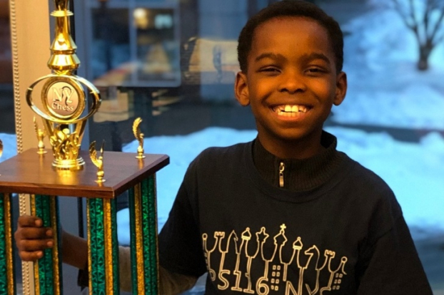 Sau khi vô địch giải cờ vua, cậu bé vô gia cư 8 tuổi được quyên góp hơn 5,8 tỷ đồng 0