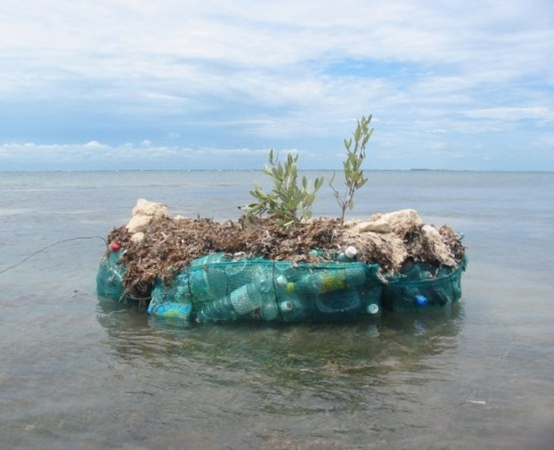   Người đàn ông đã dùng hơn 100.000 vỏ chai nhựa để biến giấc mơ sống trên một hòn đảo nỏi trở thành sự thật  
