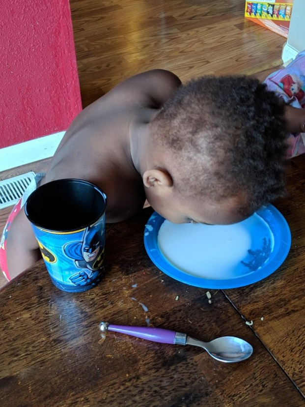   Con trai tôi không chịu uống sữa bằng cốc  