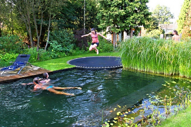   Một tấm bạt lò xo là ý tưởng tuyệt vời cho hồ bơi nhà bạn. Nó vừa khiến không gian hồ bơi trở nên sinh động hơn vừa tạo chỗ vui chơi cho gia đình bạn vào những ngày hè oi bức.  