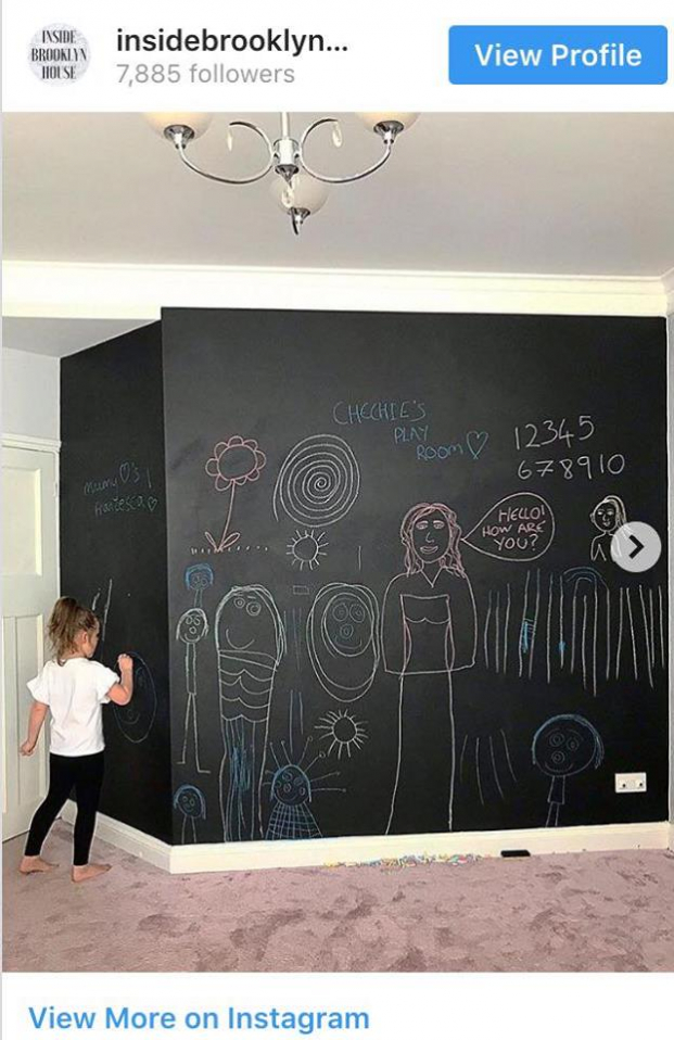   Trẻ con luôn có những sở thích kỳ quặc khiến người lớn phải nổi giận như việc vẽ bậy lên tường chẳng hạn. Một bức tường bảng phấn sẽ giúp bạn giải quyết vấn đề này  