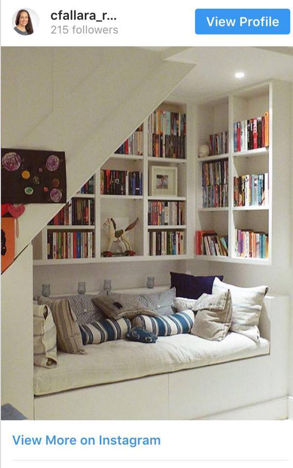   Gầm cầu thang cũng là một địa điểm lý thú mà bạn có thể tận dụng cho thiết kế của chính mình bằng cách biến nó trở thành nơi đọc sách và thư giãn.  