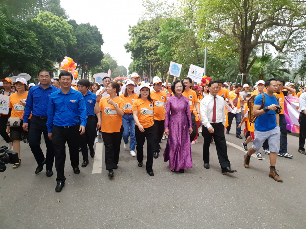   Bà Trương Thị Mai, Bộ trưởng Nguyễn Thị Kim Tiến cùng các đại biểu và 5000 đoàn viên thanh niên đi bộ hưởng ứng chương trình 10.000 chân.  