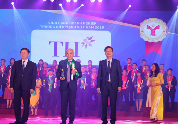   Ông Ngô Minh Hải – Chủ tịch HĐQT Công ty CP Tập đoàn TH thay mặt Tập đoàn TH đón nhận giải thưởng Top 10 Thương hiệu mạnh Việt Nam 2018 từ Ban tổ chức.  