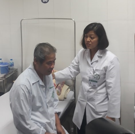   TS.BS Trần Thị Hà An, Trưởng phòng Điều trị tâm thần người già, Viện Sức khỏe Tâm thần đang thăm khám cho một bệnh nhân bị sa sút trí tuệ  
