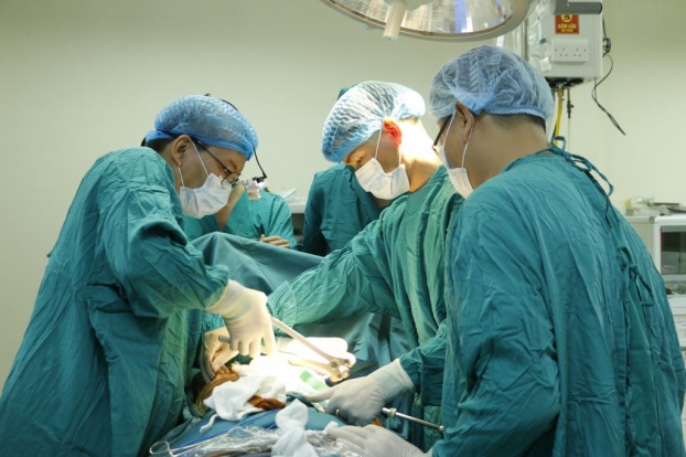   Các bác sĩ tiến hành phẫu thuật điều trị lõm ngực bẩm sinh cho bệnh nhân  