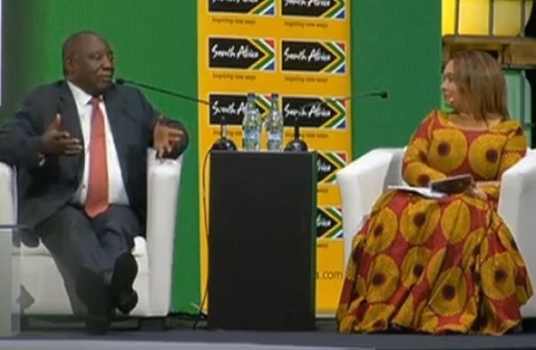   Trang phục của người phụ nữ trong buổi phỏng vấn Tổng thống Nam Phi  