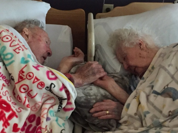   Bức ảnh khiến nhiều người không khỏi nghẹn ngào: Cụ ông 100 tuổi nắm tay cụ bà 96 tuổi hàng giờ trước khi cụ bà qua đời sau 77 năm chung sống hạnh phúc  