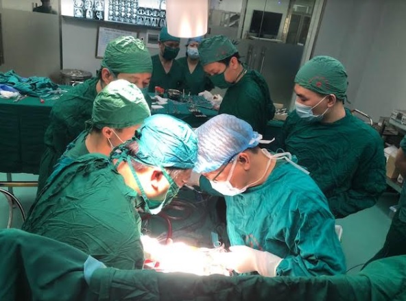   Các bác sĩ tiến hành phẫu thuật bóc tách khối u ở trung thất cho bệnh nhân  