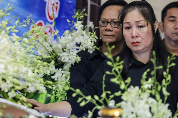   Nghệ sĩ Hồng Vân ở bên cùng gia đình lo liệu đám tang cho Anh Vũ  