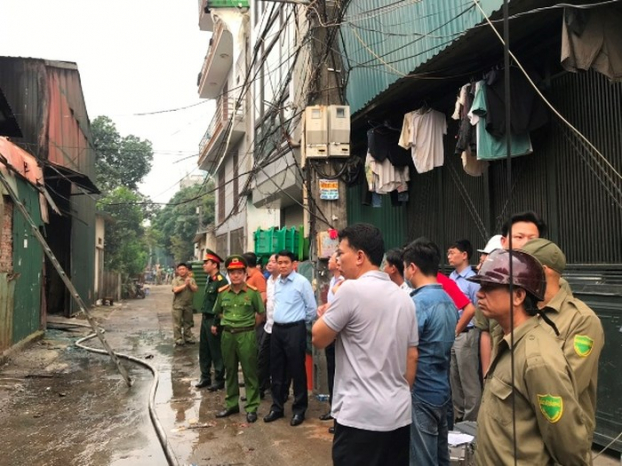   Chủ tịch UBND TP Hà Nội Nguyễn Đức Chung đến hiện trường chỉ đạo tìm kiếm nạn nhân, khắc phục hậu quả.  