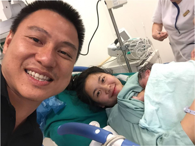   Khoảnh khắc hạnh phúc tột cùng của 2 vợ chồng anh Thanh chị Phượng trong giây phút đón bé Gia Linh chào đời.  