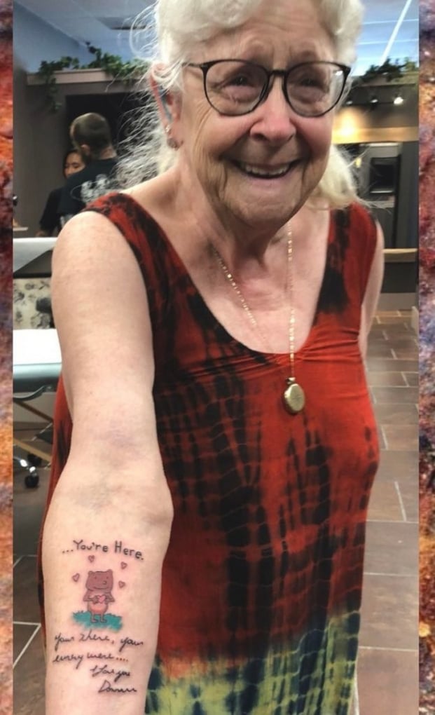   Con trai của bà cụ đã qua đời, bà xăm hình từ tấm thiệp mà cậu con trai đã viết lên cánh tay  